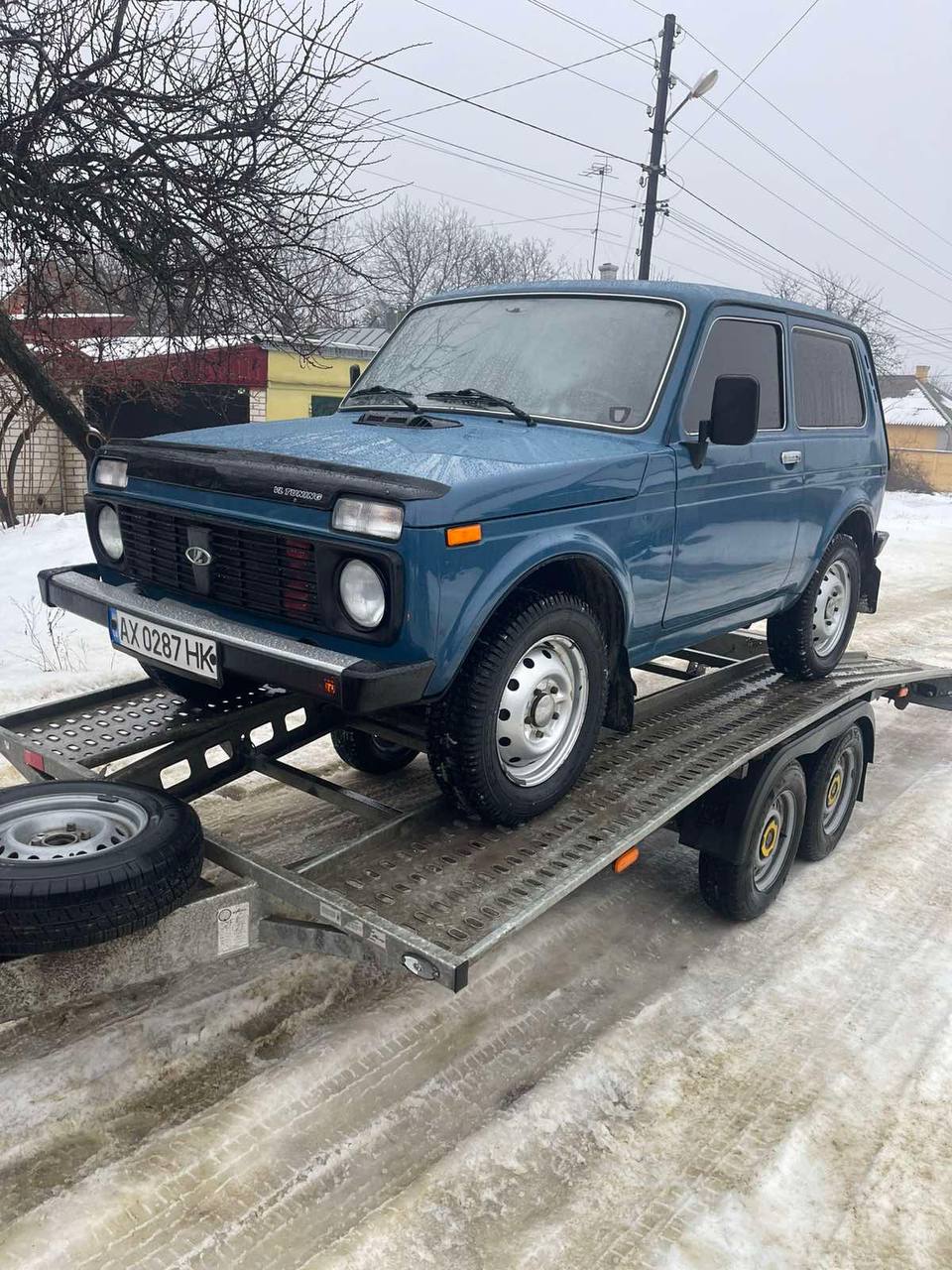 Евакуатор завантажує автомобіль