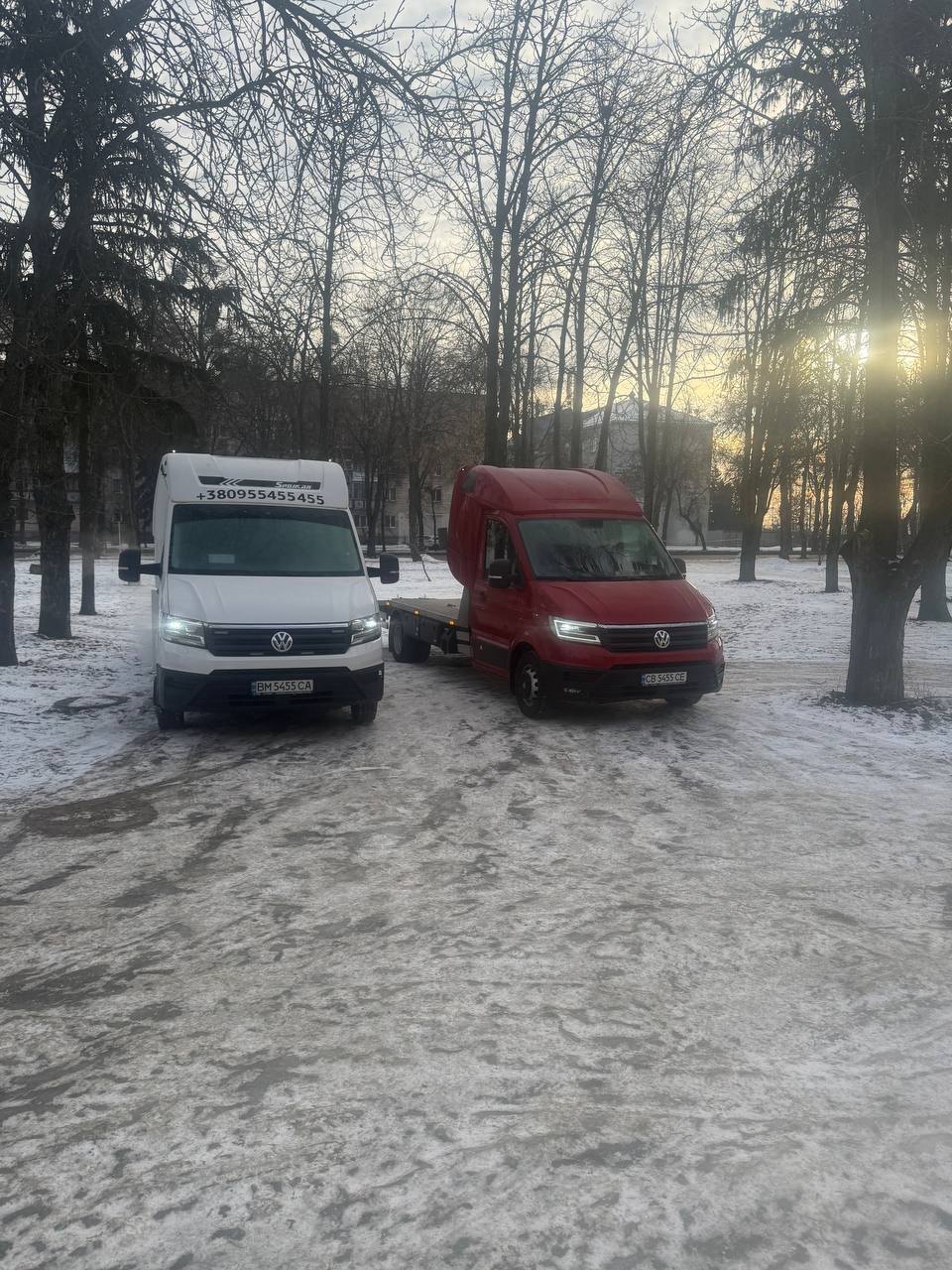 Евакуатор завантажує автомобіль